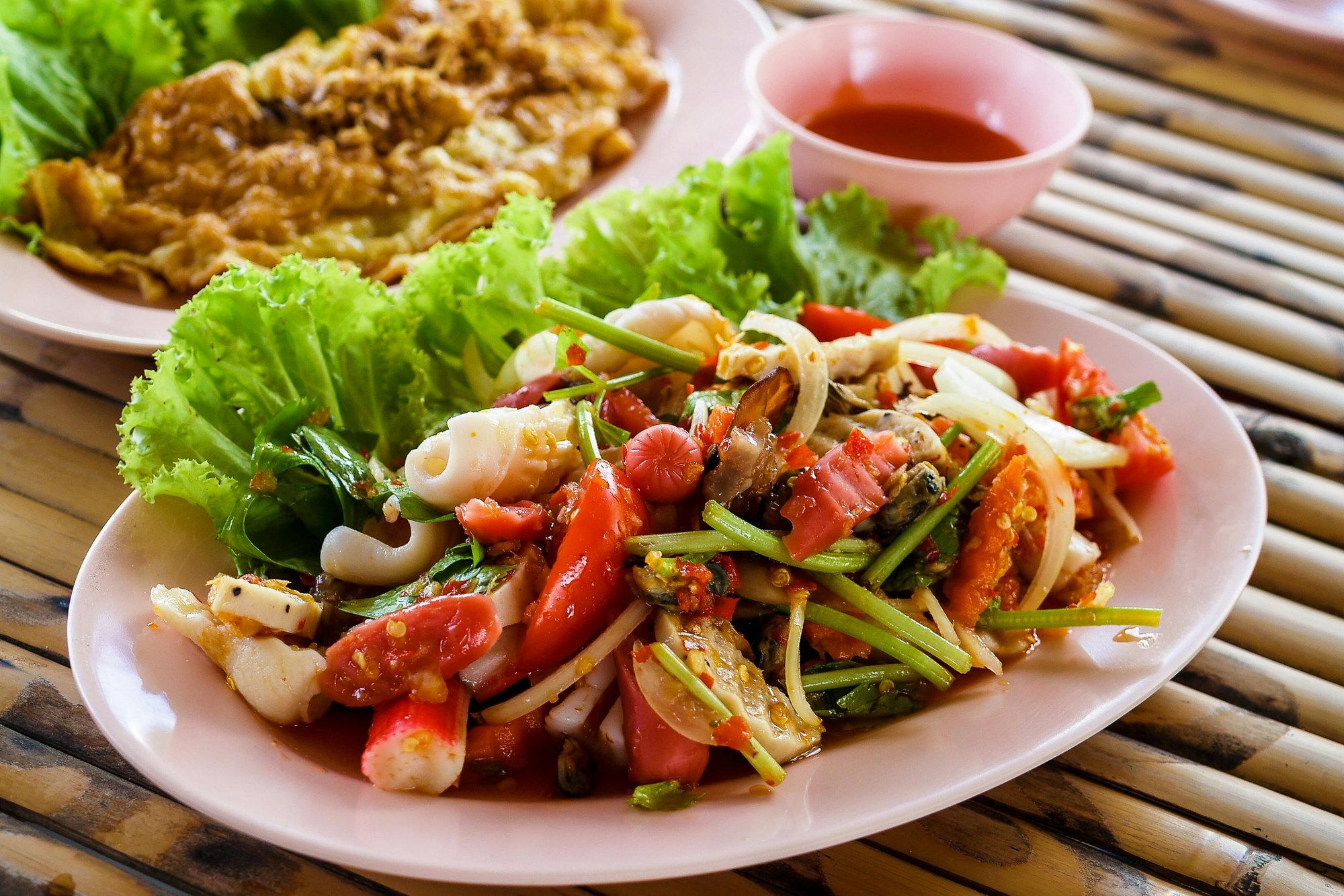 白い皿に盛られた野菜とタイ料理