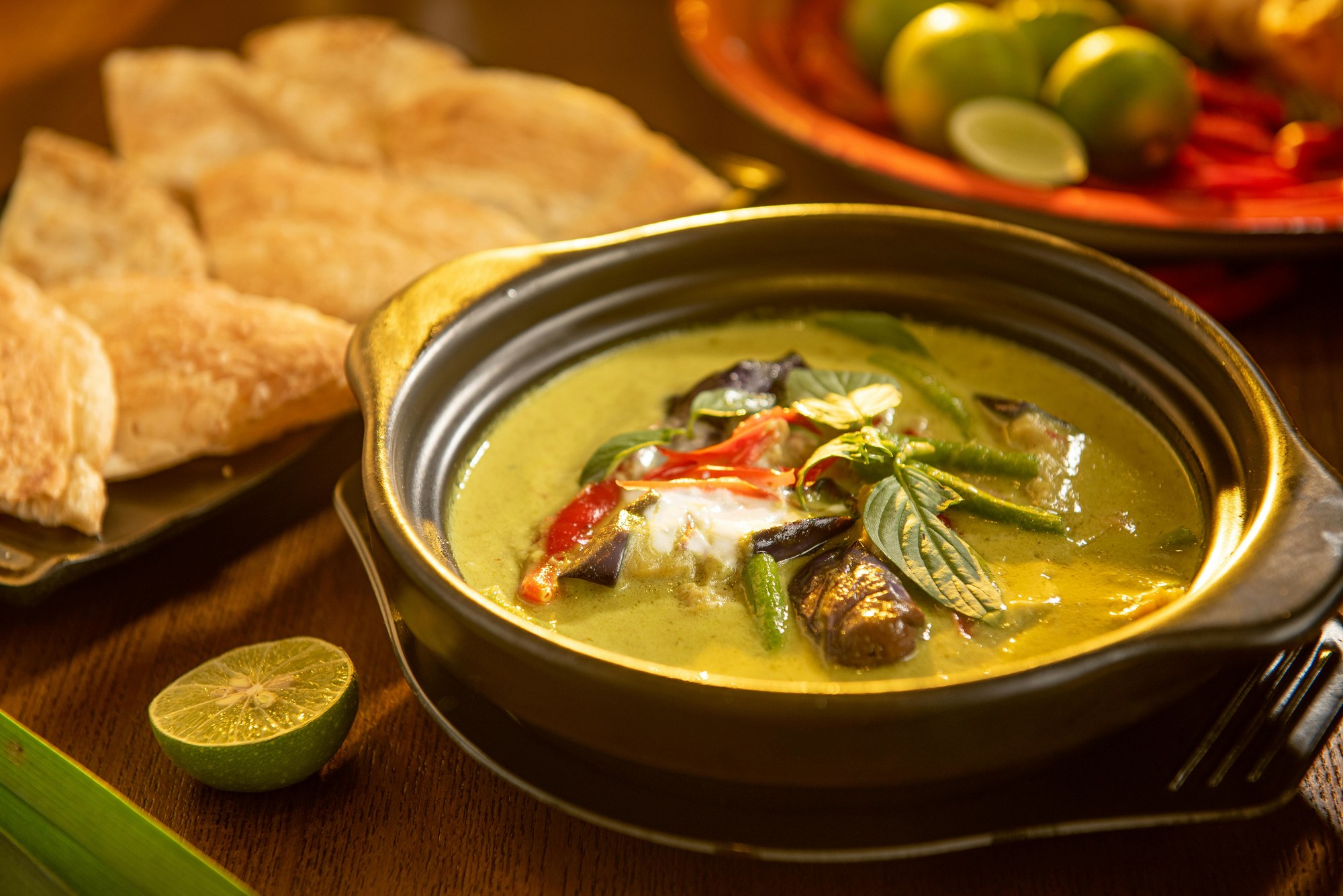 野菜とハーブが入ったタイのグリーンカレー